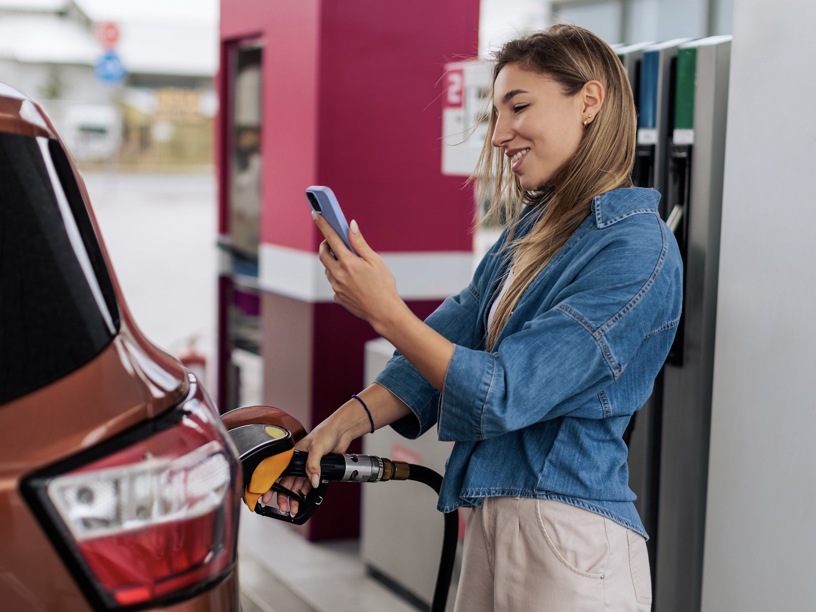 Allstate helps drivers save on rising gas prices with mobile app and money saving tips